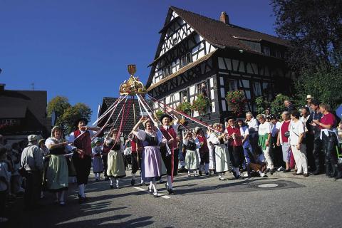 08-Trachtengruppe-Volkstanz