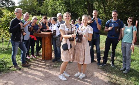 die Weinprinzessinen bei der Weinprobe